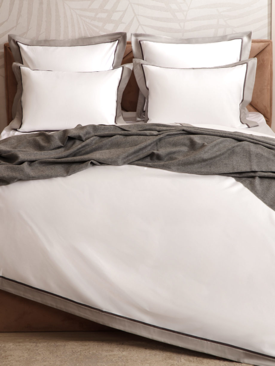 Photo 4 - White Royal Cotton 500TC Bedding Set With Inserts and Piping.